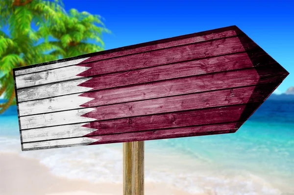 Qatar Drapeau panneau en bois sur fond de plage — Photo