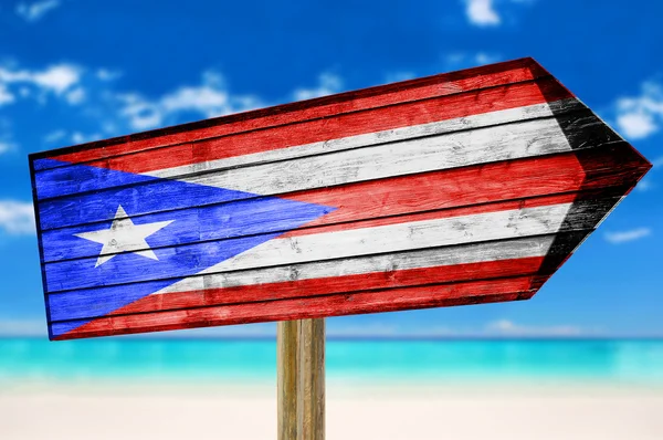 Cartel de madera Bandera de Puerto Rico con fondo de playa — Foto de Stock