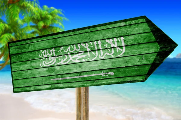 Cartel de madera Bandera de Arabia Saudita sobre fondo de playa — Foto de Stock