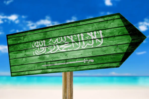 Cartel de madera Bandera de Arabia Saudita sobre fondo de playa — Foto de Stock