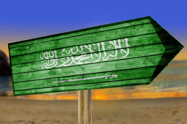 Cartel de madera Bandera de Arabia Saudita sobre fondo de playa — Foto de Stock