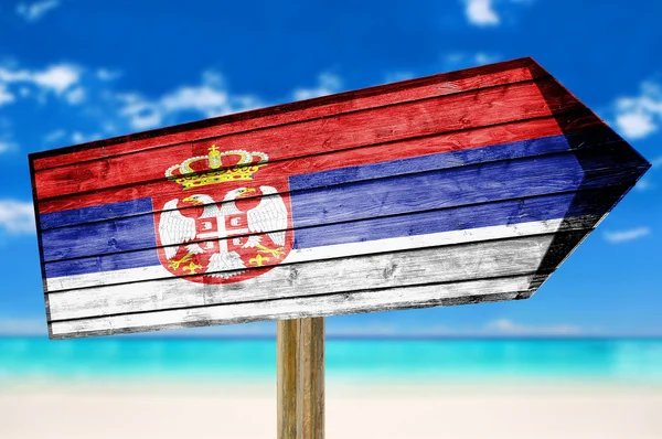 Cartel de madera Bandera de Serbia sobre fondo de playa — Foto de Stock