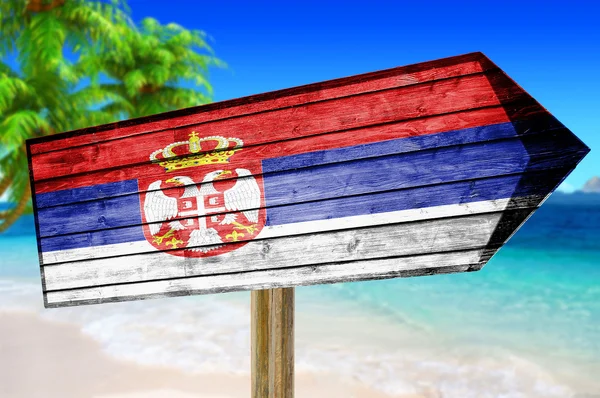 Cartel de madera Bandera de Serbia sobre fondo de playa — Foto de Stock