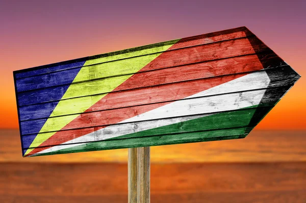Прапор Сейшельських островів дерев'яні підписати на пляж фон — стокове фото