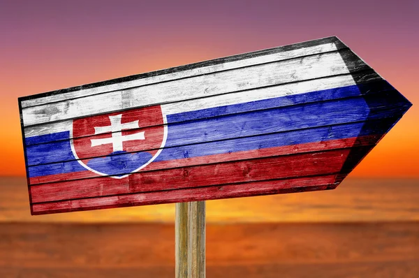 Cartel de madera Bandera de Eslovaquia sobre fondo de playa — Foto de Stock