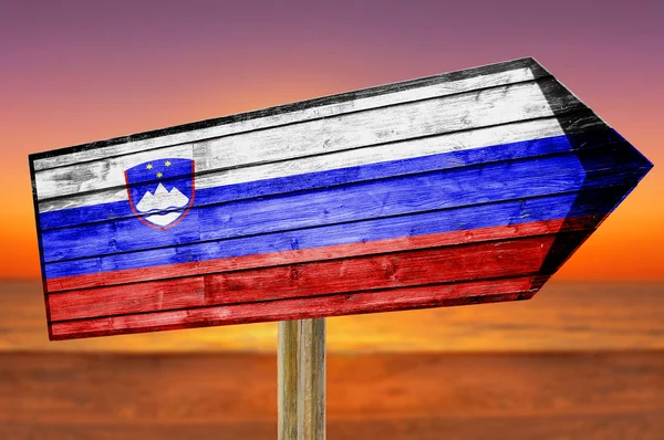 Cartel de madera Bandera de Eslovenia sobre fondo de playa — Foto de Stock