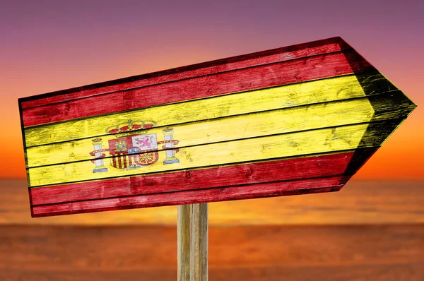 Флаг Испании деревянный знак на пляже фоне — стоковое фото