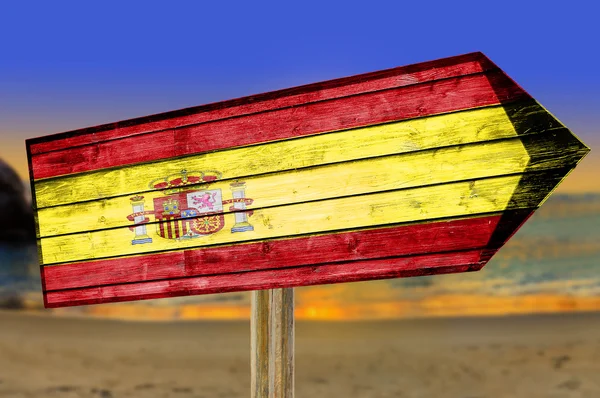 Espanha Bandeira de madeira no fundo da praia — Fotografia de Stock