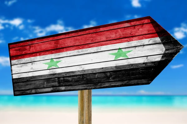 Cartel de madera con bandera de Siria sobre fondo de playa — Foto de Stock