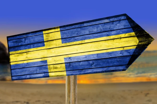 Schwedische Flagge Holzschild am Strand Hintergrund — Stockfoto