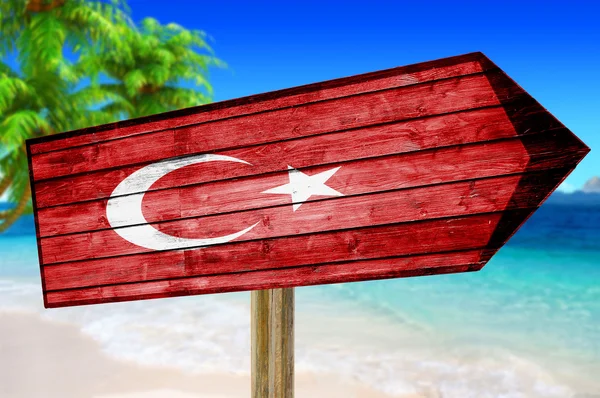 ビーチの背景にトルコ国旗木製サインします。 — ストック写真