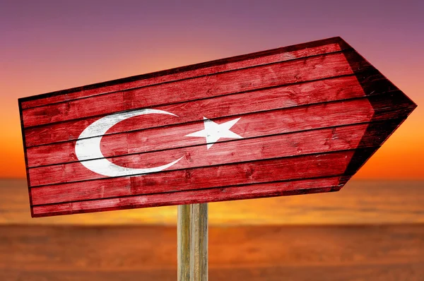 Türkei Flagge Holzschild am Strand Hintergrund — Stockfoto