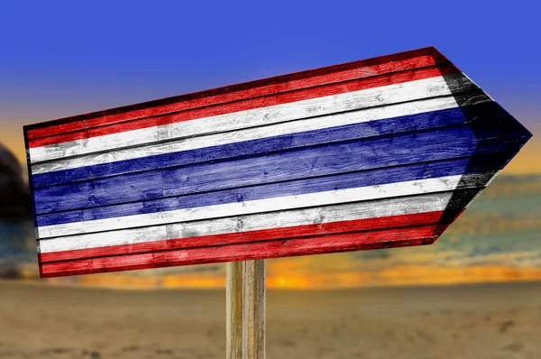 Thailändische Flagge Holzschild am Strand Hintergrund — Stockfoto