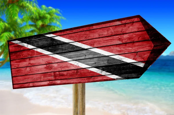 Cartel de madera Bandera de Trinidad y Tobago sobre fondo de playa — Foto de Stock