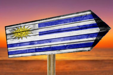 Uruguay bayrağı ahşap plaj arka plan üzerinde oturum