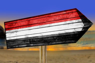 Yemen bayrak ahşap plaj arka plan üzerinde oturum