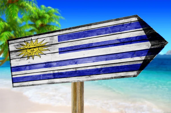 Uruguay vlag houten aanmelden beach achtergrond — Stockfoto