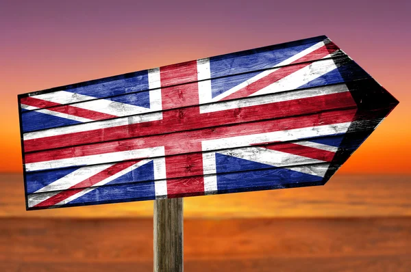 Bandeira do Reino Unido em placa de mesa de madeira em um fundo de praia — Fotografia de Stock
