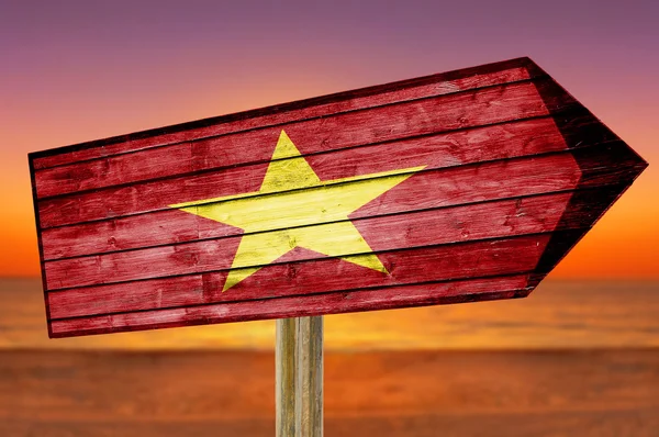 베트남 국기 나무 비치 배경에 로그인 — 스톡 사진