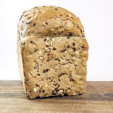 Diyet açık tahıl ekmek beyaz arka izole üzerinde ahşap masa