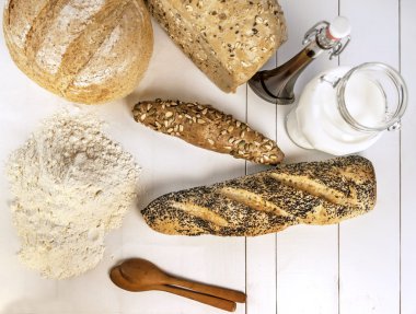 Çeşitli taze pişmiş ekmek ve malzemeler için yemek, yumurta, süt, un