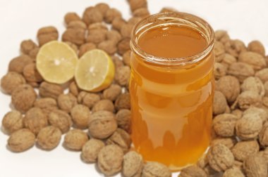 Kavanoz bal limon ve beyaz üzerine ceviz