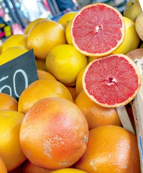 Close up of red grapefruit on market stand — Stock Photo, Image