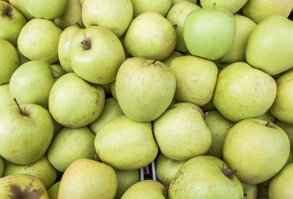 Delicious fresh green juicy apples in local fruit market — Stock Photo, Image