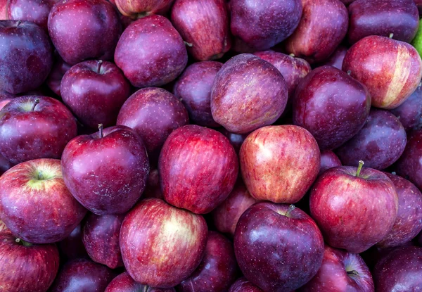 Delicious fresh juicy apples in local fruit market — Stock Photo, Image