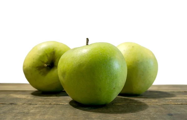 Зеленые плоды яблока изолированы на деревянном белом фоне — стоковое фото