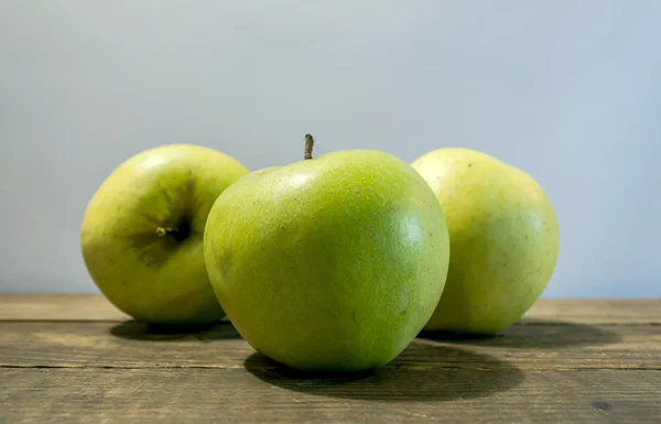 Green apple fruits isolated on wooden gray background — Stock Photo, Image