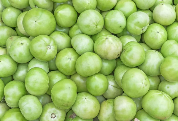 Grüne Tomaten schließen auf Stadtmarkt — Stockfoto