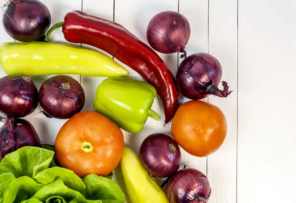Здоровые овощи на деревянном столе — стоковое фото