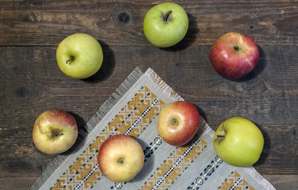 Ripe green and red apples on wooden table close-up — Stock Photo, Image