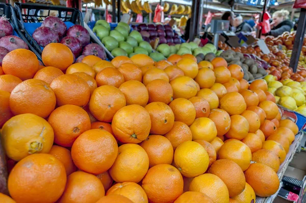 Shelf with fruits on a farm market — Stock Photo, Image