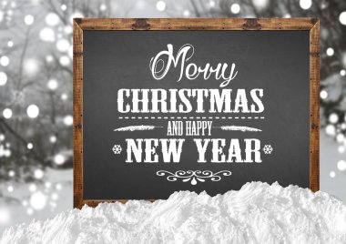 Neşeli Noel ve mutlu yeni yıl blurr orman ve kar ile boş yazı tahtası üzerinde
