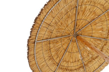 Yaz aylarında tatil simgeleyen beyaz izole reed güneş şemsiyesi