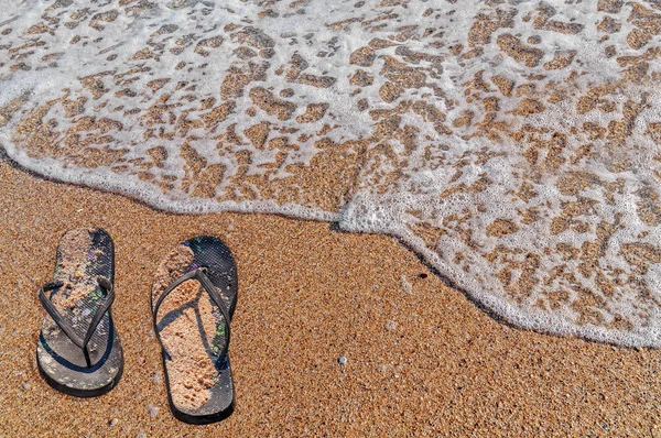 黒フリップフ ロップ砂浜海のビーチで — ストック写真