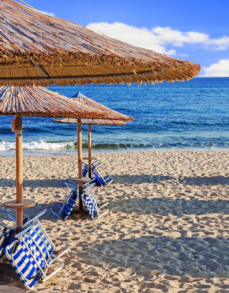 Solarium, halm paraply på vackra stranden bakgrund — Stockfoto