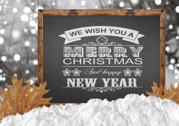 我们祝你圣诞快乐和新年快乐明白森林叶与雪的黑板上 — 图库照片