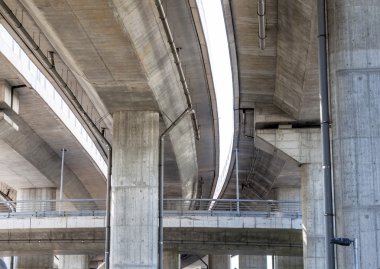 Geçiş Karayolu Köprüsü yakın