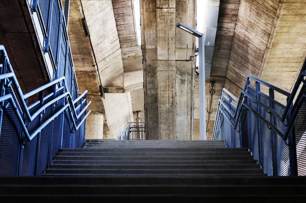 Escadas de concreto são corrimãos de metal sob a ponte — Fotografia de Stock