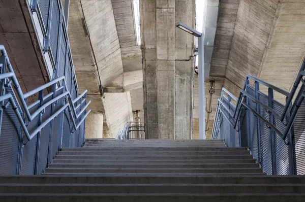 Σκάλες από μπετό είναι μεταλλικά κιγκλιδώματα κάτω από τη γέφυρα — Φωτογραφία Αρχείου