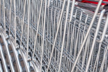 Alışveriş sepetlerini A arkaya dizilmiş Metal mesh yakın çekim