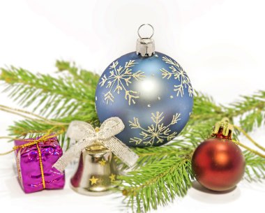 Beyaz zemin üzerine yeşil çam ağacı üzerinde birkaç Noel dekorasyon