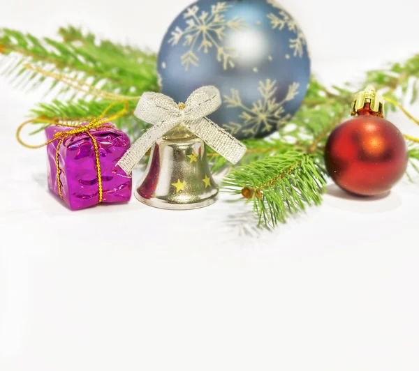 Beyaz zemin üzerine yeşil çam ağacı üzerinde birkaç Noel dekorasyon — Stok fotoğraf