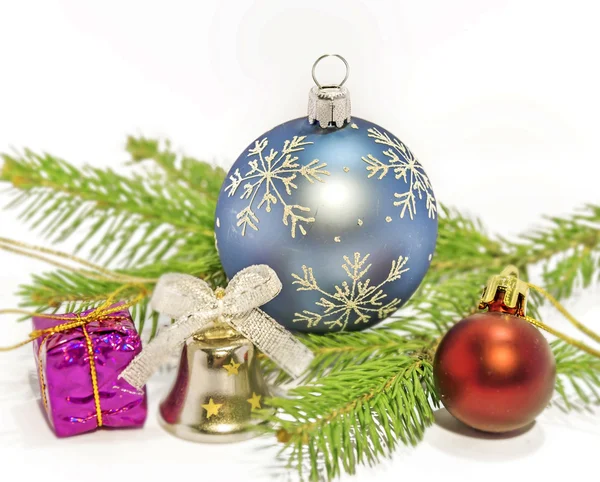 Beyaz zemin üzerine yeşil çam ağacı üzerinde birkaç Noel dekorasyon