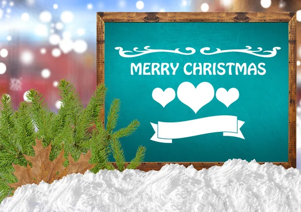 Wesołych Świąt Bożego Narodzenia na niebieska tablica z blurr miasta sosny i śnieg — Zdjęcie stockowe