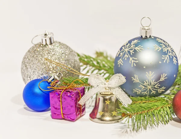 Decoración navideña sobre pino verde sobre fondo blanco —  Fotos de Stock