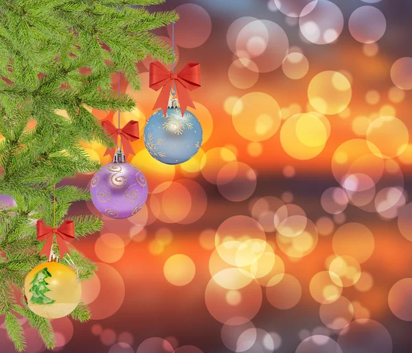 Кілька різдвяних декоративних кульок з бантом і сосновим деревом на фоні боке — стокове фото